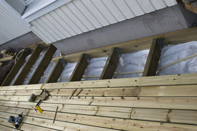 Terassi 27.jpg - Vedin kesän 2011 jatkoprojektia varten sähköputken jotta saa maakaapelilla nätisti vedettyä tulevassa systeemissä tarvittavat sähköt